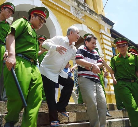 Vụ “băng cướp 1.000 lượng vàng”: Tướng cướp… bán rau - 2 Sau phiên xét xử, Kiệt - Tiếm lê bước không nổi vì nỗi sợ án tử.