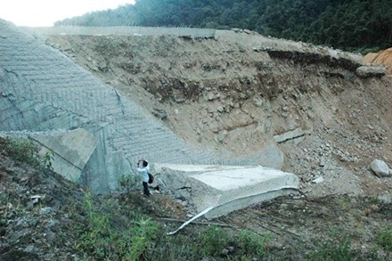 Sự cố công trình thủy điện là do năng lực nhà thầu kém - 1 Hiện trường vụ sập đập thủy điện. (ảnh: Lao động)