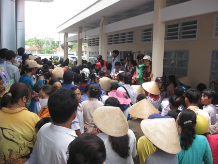 Dâm phụ lên kế hoạch giết chồng để được ở với em họ - 2 Phiên tòa đã nhận được sự quan tâm đặc biệt của người dân địa phương