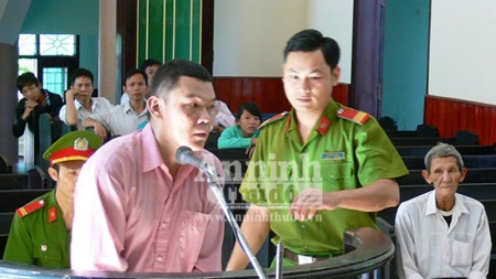 Con quấy giấc ngủ trưa, cha rút dao đâm liền mấy nhát - 1 Bị cáo Trần Quang Hiếu trước toà