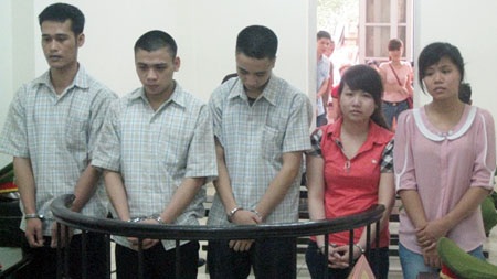 Nhóm đánh ghen “ma quái” dụ thầy bói vào nhà nghỉ để cướp - 1 Phan Thế Công (thứ hai, từ trái sang) cùng đồng phạm tại tòa