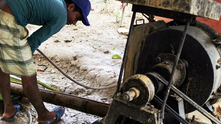 Khốc liệt cuộc săn tìm đá trắng, nuôi mộng đổi đời - 2 Dụng cụ nghiền và máng đãi vàng của người dân xóm Ngành