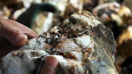 Khốc liệt cuộc săn tìm đá trắng, nuôi mộng đổi đời - 3 Viên đá có vảy vàng non óng ánh