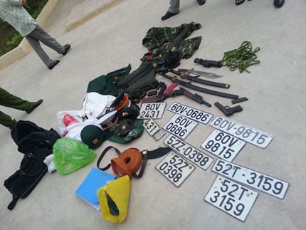 Bên trong ngôi nhà của Điệp là những “dụng cụ” để y ngụy trang lúc ra đường. (Ảnh: Dương Thanh).