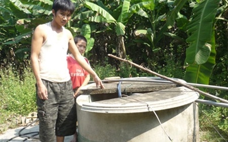 Hoang mang vì bị đổ thuốc diệt cỏ xuống giếng - 1 Anh Thắng bên giếng nước của gia đình trước đó bị kẻ gian ác đổ thuốc diệt cỏ xuống.