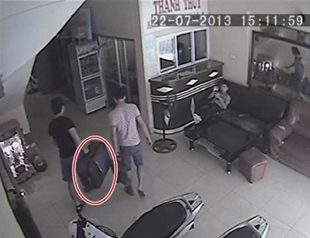 Và mang theo một chiếc vali khá to