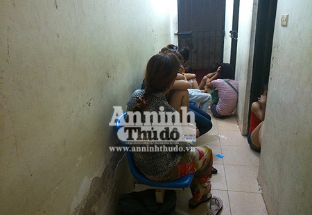 20 đối tượng mại dâm đứng đường bị đưa về Phòng CSHS