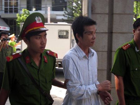 Bị cáo Nguyễn Viết Trương được dẫn giải vào phiên tòa