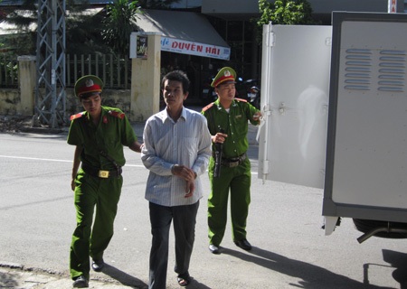 Hoãn xử kẻ nổ mìn nhà giám đốc công an tỉnh Khánh Hòa - 1 Phiên tòa xét xử kẻ nổ mìn nhà giám đốc công an tỉnh Khánh Hòa đã bị hoãn