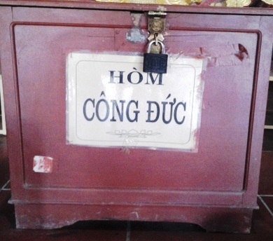 Hòm công đức đã bị trộm khoắng sạch tiền bên trong