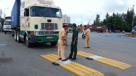 Lực lượng chức năng kiểm tra xe quá tải trong ngày đầu ra quân