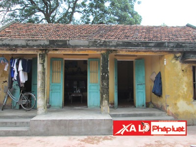 “Chí Phèo” ném lựu đạn giết con gái - 1 Trong căn nhà này, đối tượng đã ném lựu đạn giết con gái, đánh con trai, uống thuốc chuột tự vẫn.