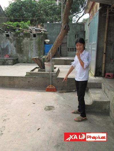 “Chí Phèo” ném lựu đạn giết con gái - 2 Vụ nổ lựu đạn cày một hố nhỏ ở góc sân.
