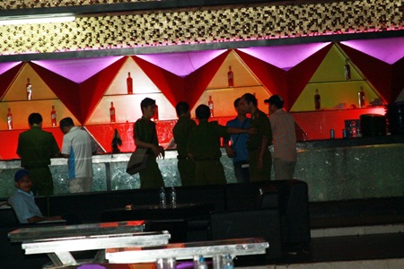 Lực lượng chức năng kiểm tra bên trong vũ trường MOS Club