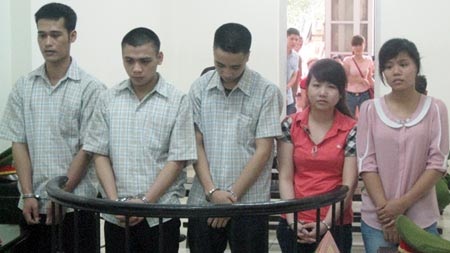 Thầy cúng sập bẫy tình - 1 Tuyết (ngoài cùng bên phải) cùng đồng bọn tại phiên tòa sơ thẩm.