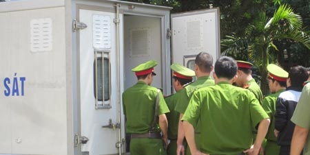 Áp giải tử tội tuổi 21 cùng đồng bọn về trại giam thi hành án.