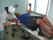 Đội SBC đặc biệt triệt phá hơn 500 vụ cướp giữa Sài Gòn - 1 Anh Lưu Viễn Thuận đang được y tá chăm sóc vết thương.