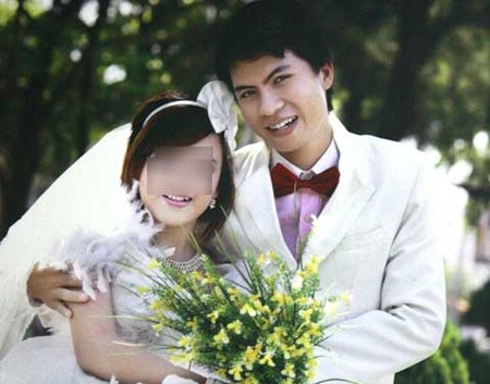 Bi kịch vợ đòi ly dị, chồng tiêm thuốc độc - 1 Vợ chồng Thiện hạnh phúc bên ngày cưới.