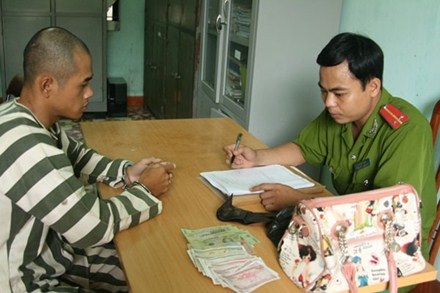 Chuyện đời tướng cướp câm điếc - 1 Tô Minh Tuấn cùng tang vật vụ án cướp giật tại cơ quan công an.