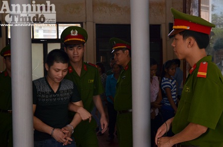 Hiếp dâm xong… lăn ra ngủ quên dưới gầm giường - 2 Bị cáo Bùi Văn Anh tại phiên tòa xét xử