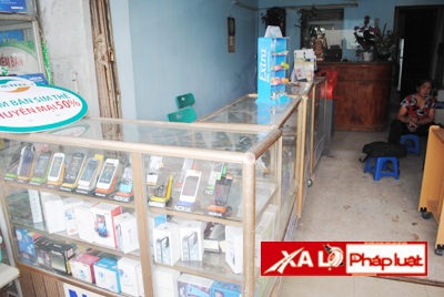 Tên trộm ngớ ngẩn chụp ảnh “chiến tích” tung lên facebook - 1 Cửa hàng điện thoại nơi đạo chích lẻn vào đợi đến giữa đêm mới ung dung ăn trộm