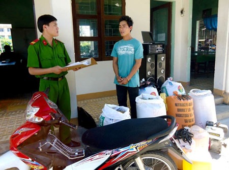 Đối tượng Lê Thiết Linh bị bắt cùng tang vật