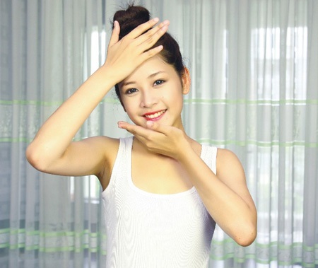 Chi Pu bật mí: Sạch mụn chỉ với 3 bước đơn giản - 2 BƯỚC 2: LÀM DỊU DA