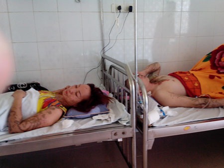 Vợ chồng anh Đại, chị Hương trong bệnh viện.