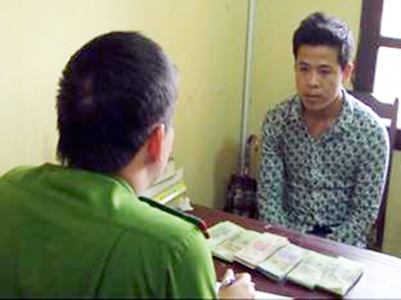 Giải cứu con nợ bị cán bộ ngân hàng thuê người xiết nợ - 1 Hỏi cung đối tượng Nguyễn Quảng Ba.