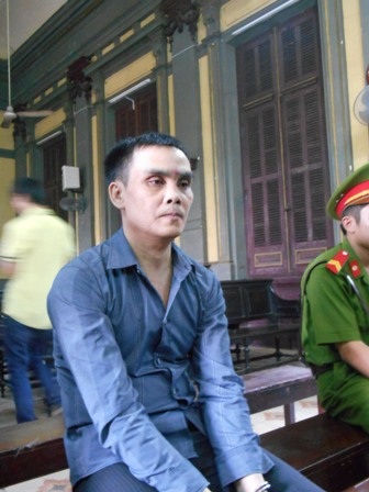 Tử hình gã thợ hồ cuồng ghen giết vợ, ném xác xuống giếng - 1 Nguyễn Văn Bình thẫn thờ chờ HĐXX nghị án.
