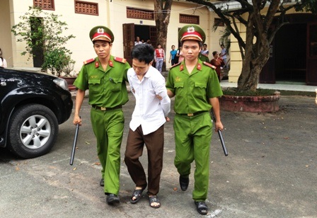 Dõi theo dáng vẻ liêu xiêu của chồng, chị Phương nuốt ngược cay đắng