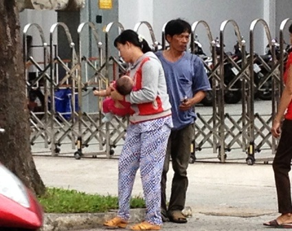 Chị Phương với đứa con nhỏ chưa một lần được ở cùng bố