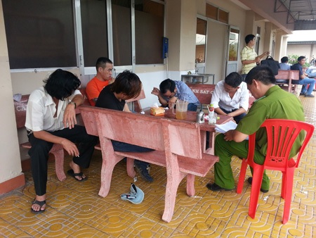 Đột kích bữa tiệc đầy tháng dùng ma túy và thuốc lắc - 2 Các đối tượng bị dương tính với ma túy tổng hợp bị đưa về đồn Công an
