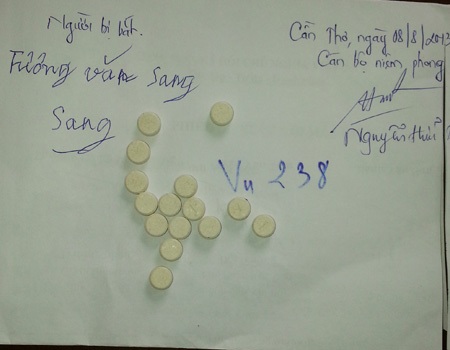 Đột kích bữa tiệc đầy tháng dùng ma túy và thuốc lắc - 3 Thuốc lắc - tang vật bị thu giữ tại hiện trường