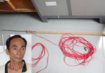 Bùi Ngọc Tiến cùng tang vật bị công an thu giữ.