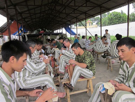 “Lãng tử” cho rằng mình có… số ở tù - 1 Dũng trong tổ khâu bóng