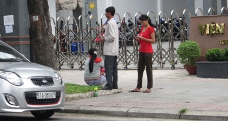 Đứa trẻ bên vệ đường và phiên tòa xử tội cha - 2 Vợ bị cáo ôm con ngồi dưới gốc cây bên vệ đường