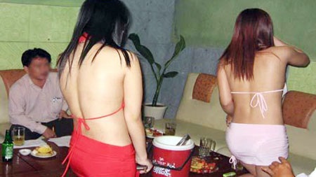 “Sóng ngầm” trong những quán karaoke - 1 1 số quán có nữ tiếp viên mặc áo 2 dây, không nội y... phục vụ khách nam
