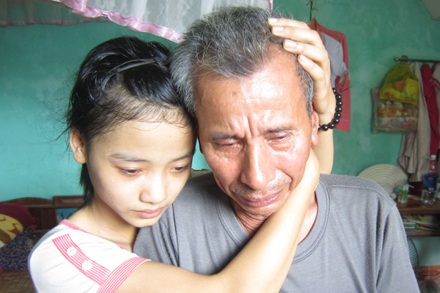 Bàng hoàng nhóm côn đồ vô cớ đánh chết nam sinh lớp 10 - 2 Ông ngoại và chị gái Nghiệp đau đớn trước sự ra đi bất ngờ, oan ức của Nghiệp.