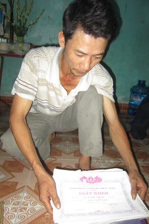 Bàng hoàng nhóm côn đồ vô cớ đánh chết nam sinh lớp 10 - 3 Anh Vũ Văn An lần giở lại những bằng khen trong suốt 9 năm học của cậu con trai xấu số.