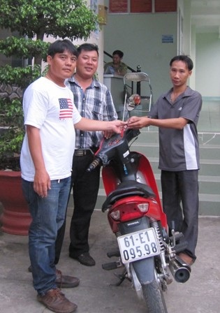 Nữ “hiệp sĩ” tham gia truy bắt trộm, lấy lại xe cho người mất - 1 Anh Sứ (bên phải) vui mừng khi nhận lại chiếc xe máy.