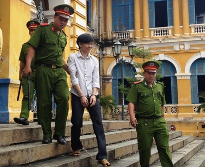 Thành nhìn mẹ, nụ cười đầy chua chát