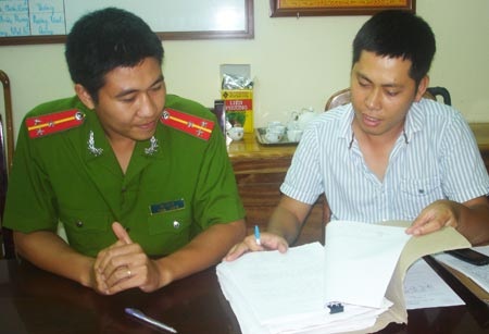 Gương mặt trẻ Công an Thủ đô với hậu trường những vụ phá “động lắc” - 1 Thượng úy Bùi Văn Tứ cùng đồng đội trước giờ phá án.