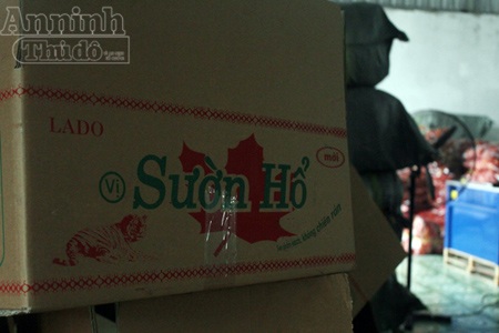 Phát hiện xưởng chuyên sản xuất bim bim “thịt hổ” - 10 Thùng đựng sản phẩm có ghi sườn hổ