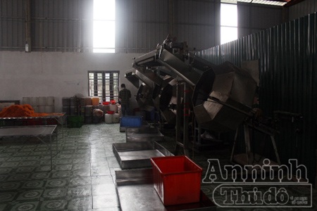 Phát hiện xưởng chuyên sản xuất bim bim “thịt hổ” - 3 ...nhà xưởng thiết bị không đủ tiêu chuẩn VSATTP...