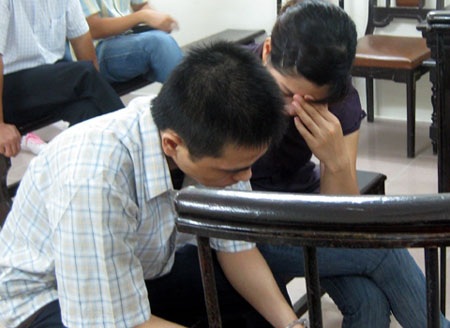 Đôi vợ chồng làm trò “phù thủy” khoắng 8 tỷ hàng của siêu thị - 1 Vợ chồng bị cáo.