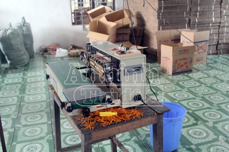 Phát hiện xưởng chuyên sản xuất bim bim “thịt hổ” - 9 Máy dập túi có sẵn mác thịt hổ