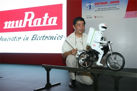 MURATA BOY - sự phô diễn công nghệ tiên tiến vượt trội - 2 Robot MURATA BOY đã thu hút sự chú ý của đông đảo khán giả tại Việt Nam
