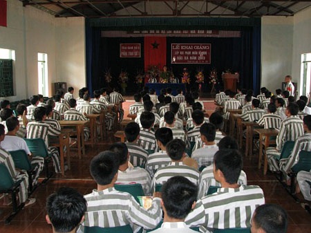 Nỗi niềm những bà mẹ đón con trẻ ngày đặc xá - 1 Lễ khai giảng lớp học phạm nhân được đề nghị đặc xá năm 2013 tại trại giam số 5 Bộ Công an