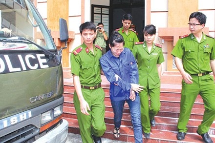 Hơn 20 tỉ đồng “mất tích” trong vụ nữ đại úy công an Nghệ An nhận án chung thân? - 1 “Nữ đại úy lừa đảo” liêu xiêu bước ra xe đặc chủng trở về nhà lao.